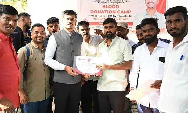 ರಕ್ತದಾನ ಶಿಬಿರದಲ್ಲಿ ಪ್ರಮಾಣಪತ್ರ ನೀಡುತ್ತಿರುವ ರಾಹುಲ್ ಜಾರಕಿಹೊಳಿ